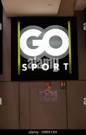 RENDEZ-VOUS AU MAGASIN de SPORT de la Défense à Paris, en France, sur 8 décembre 2022. La marque prêt-à-porter Celio achète la marque Camaïeu pour 1,8 millions d'euros aux enchères. La marque française Camaieu a été liquidée fin septembre, laissant environ 2 100 salariés au chômage. Les représentants des employés de la marque GO SPORT s'inquiètent de l'avenir de la marque, propriété de la financière immobilière bordelaise, ancienne actionnaire de Camaïeu, après le départ de leur directeur général. Photo de Pierrick Villette/ABACAPRESS.COM Banque D'Images