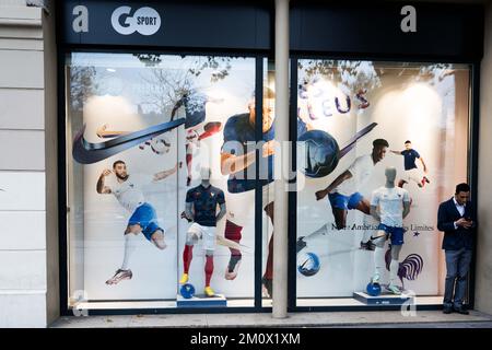 RENDEZ-VOUS au MAGASIN DE SPORT sur la place de la République à Paris, France sur 8 décembre 2022. La marque prêt-à-porter Celio achète la marque Camaïeu pour 1,8 millions d'euros aux enchères. La marque française Camaieu a été liquidée fin septembre, laissant environ 2 100 salariés au chômage. Les représentants des employés de la marque GO SPORT s'inquiètent de l'avenir de la marque, propriété de la financière immobilière bordelaise, ancienne actionnaire de Camaïeu, après le départ de leur directeur général. Photo de Pierrick Villette/ABACAPRESS.COM Banque D'Images