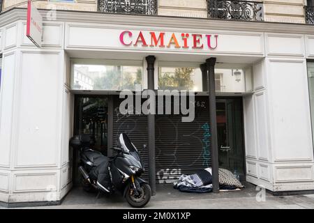 Magasin fermé de la marque Camaieu à Paris, France sur 8 décembre 2022. La marque prêt-à-porter Celio achète la marque Camaïeu pour 1,8 millions d'euros aux enchères. La marque française Camaieu a été liquidée fin septembre, laissant environ 2 100 salariés au chômage. Les représentants des employés de la marque GO SPORT s'inquiètent de l'avenir de la marque, propriété de la financière immobilière bordelaise, ancienne actionnaire de Camaïeu, après le départ de leur directeur général. Photo de Pierrick Villette/ABACAPRESS.COM Banque D'Images