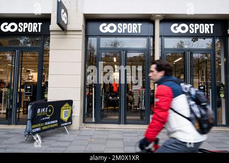 RENDEZ-VOUS au MAGASIN DE SPORT sur la place de la République à Paris, France sur 8 décembre 2022. La marque prêt-à-porter Celio achète la marque Camaïeu pour 1,8 millions d'euros aux enchères. La marque française Camaieu a été liquidée fin septembre, laissant environ 2 100 salariés au chômage. Les représentants des employés de la marque GO SPORT s'inquiètent de l'avenir de la marque, propriété de la financière immobilière bordelaise, ancienne actionnaire de Camaïeu, après le départ de leur directeur général. Photo de Pierrick Villette/ABACAPRESS.COM Banque D'Images