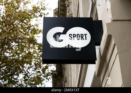 RENDEZ-VOUS au MAGASIN DE SPORT sur la place de la République à Paris, France sur 8 décembre 2022. La marque prêt-à-porter Celio achète la marque Camaïeu pour 1,8 millions d'euros aux enchères. La marque française Camaieu a été liquidée fin septembre, laissant environ 2 100 salariés au chômage. Les représentants des employés de la marque GO SPORT s'inquiètent de l'avenir de la marque, propriété de la financière immobilière bordelaise, ancienne actionnaire de Camaïeu, après le départ de leur directeur général. Photo de Pierrick Villette/ABACAPRESS.COM Banque D'Images
