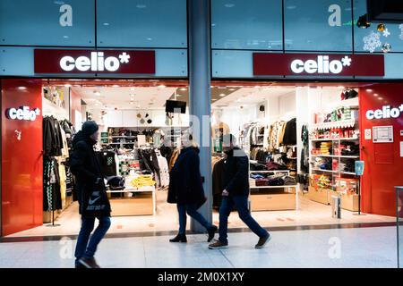 Magasin Célio dans le centre commercial de la gare St Lazare à Paris, France sur 8 décembre 2022. La marque prêt-à-porter Celio achète la marque Camaïeu pour 1,8 millions d'euros aux enchères. La marque française Camaieu a été liquidée fin septembre, laissant environ 2 100 salariés au chômage. Les représentants des employés de la marque GO SPORT s'inquiètent de l'avenir de la marque, propriété de la financière immobilière bordelaise, ancienne actionnaire de Camaïeu, après le départ de leur directeur général. Photo de Pierrick Villette/ABACAPRESS.COM Banque D'Images