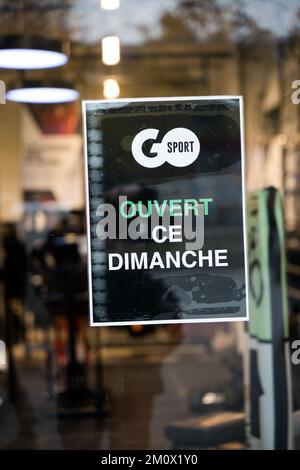 RENDEZ-VOUS au MAGASIN DE SPORT sur la place de la République à Paris, France sur 8 décembre 2022. La marque prêt-à-porter Celio achète la marque Camaïeu pour 1,8 millions d'euros aux enchères. La marque française Camaieu a été liquidée fin septembre, laissant environ 2 100 salariés au chômage. Les représentants des employés de la marque GO SPORT s'inquiètent de l'avenir de la marque, propriété de la financière immobilière bordelaise, ancienne actionnaire de Camaïeu, après le départ de leur directeur général. Photo de Pierrick Villette/ABACAPRESS.COM Banque D'Images