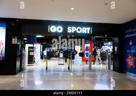 RENDEZ-VOUS AU MAGASIN de SPORT de la Défense à Paris, en France, sur 8 décembre 2022. La marque prêt-à-porter Celio achète la marque Camaïeu pour 1,8 millions d'euros aux enchères. La marque française Camaieu a été liquidée fin septembre, laissant environ 2 100 salariés au chômage. Les représentants des employés de la marque GO SPORT s'inquiètent de l'avenir de la marque, propriété de la financière immobilière bordelaise, ancienne actionnaire de Camaïeu, après le départ de leur directeur général. Photo de Pierrick Villette/ABACAPRESS.COM Banque D'Images