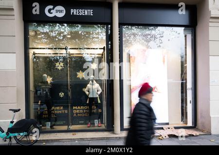RENDEZ-VOUS au MAGASIN DE SPORT sur la place de la République à Paris, France sur 8 décembre 2022. La marque prêt-à-porter Celio achète la marque Camaïeu pour 1,8 millions d'euros aux enchères. La marque française Camaieu a été liquidée fin septembre, laissant environ 2 100 salariés au chômage. Les représentants des employés de la marque GO SPORT s'inquiètent de l'avenir de la marque, propriété de la financière immobilière bordelaise, ancienne actionnaire de Camaïeu, après le départ de leur directeur général. Photo de Pierrick Villette/ABACAPRESS.COM Banque D'Images