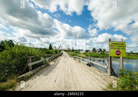 Un pont d'urgence toroïdé et délabré traversant la rivière. Route vers le temple Banque D'Images