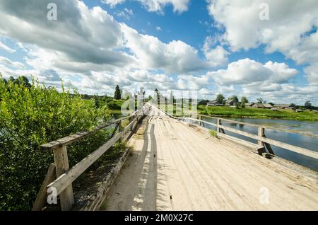 Un pont d'urgence toroïdé et délabré traversant la rivière. Route vers le temple Banque D'Images