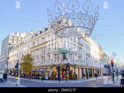 Londres, Royaume-Uni. 8th décembre 2022. Grand magasin Fenwick de Bond Street, vue extérieure en journée. Banque D'Images