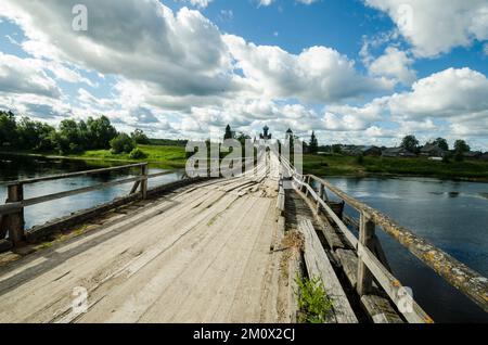 Un pont d'urgence toroïdé et délabré traversant la rivière. Route vers le temple Banque D'Images