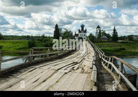 Un pont d'urgence toroïdé et délabré traversant la rivière. Route vers le temple Banque D'Images