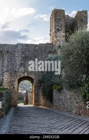 Toscane, Italie - 9 avril 2022: Entrée à la ville médiévale fortifiée de Monteriggioni, Sienne, Italie Banque D'Images