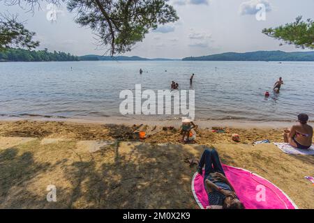 Le 2021 août - les vacanciers qui apprécient le lac Dwight, Muskoka, Ontario, Canada Banque D'Images