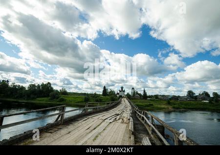 Un pont d'urgence toroïdé et délabré traversant la rivière. Route vers le temple Banque D'Images