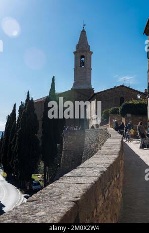 Toscane, Italie - 11 avril 2022 : Pienza avec vue sur le clocher de l'église, Val d'Orcia Banque D'Images