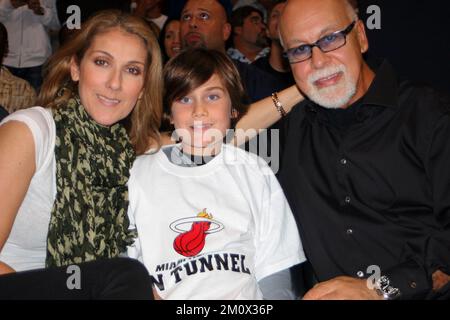 Miami, États-Unis d'Amérique. 30th novembre 2009. MIAMI - NOVEMBRE 29: Céline Dion (AKA Cline Marie Claudette Dion) avec son mari René Angelil (son directeur, ascendance syrienne, M. 17-déc-1994,) et son fils: René-Charles Angelil (né le 25-jan-2001) regardez le jeu de chaleur de Miami contre les Celtics de Boston sur 29 novembre 2009 à l'American Airlines Arena de Miami, Floride. Personnes: Céline Dion, René-Charles Angelil, René Angelil crédit: Storms Media Group/Alay Live News Banque D'Images