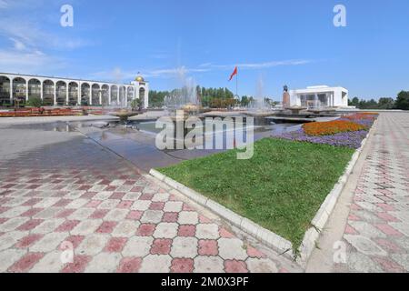 Place Ala-Too, Musée historique de l'État anciennement Musée Lénine et statue de Manas, Bichkek, Kirghizistan, Asie Banque D'Images