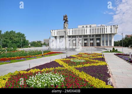 Kirghiz National Philharmonic House and Fountain, statues évoquant le poème épique Manas, Bichkek, Kirghizistan, Asie Banque D'Images