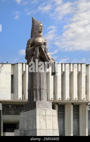 Kirghiz National Philharmonic House and Fountain, statues évoquant le poème épique Manas, Bichkek, Kirghizistan, Asie Banque D'Images