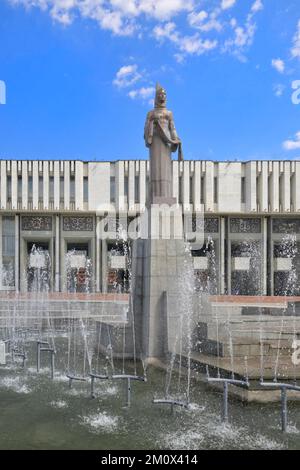 Kirghiz National Philharmonic House and Fountain, statues évoquant le poème épique Manas, Bichkek, Kirghizistan, Asie Banque D'Images