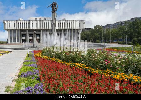 Kirghiz National Philharmonic House and Fountain, statues évoquant le poème épique Manas, Bichkek, Kirghizistan, Asie Banque D'Images