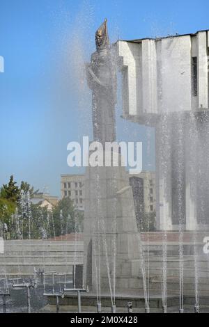 Kirghiz National Philharmonic House and Fountain, statues évoquant le poème épique Manas, Bichkek, Kirghizistan, Asie Banque D'Images