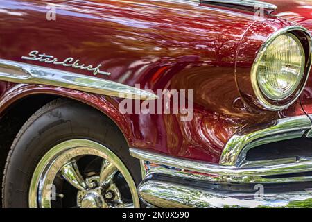 Des Moines, IA - 03 juillet 2022 : vue détaillée d'une familiale Safari en chef 1957 étoiles de Pontiac lors d'un salon automobile local. Banque D'Images