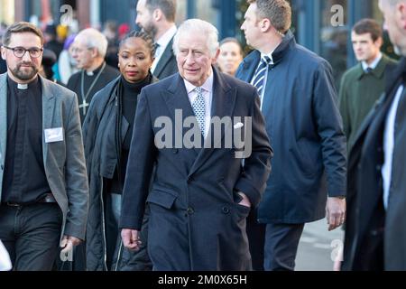 Le roi Charles III visite l'église éthiopienne de Kings Cross, dans le nord de Londres, le jour où son fils, le prince Harry, série Netflix du duc de Sussex, est releaja Banque D'Images