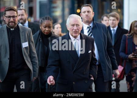 Le roi Charles III visite l'église éthiopienne de Kings Cross, dans le nord de Londres, le jour où son fils, le prince Harry, série Netflix du duc de Sussex, est releaja Banque D'Images
