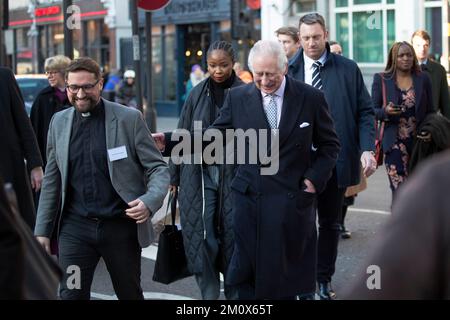Le roi Charles III visite l'église éthiopienne de Kings Cross, dans le nord de Londres, le jour où son fils, le prince Harry, série Netflix du duc de Sussex, est releaja Banque D'Images