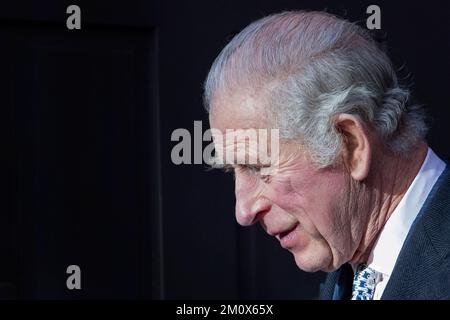 Le roi Charles III visite l'église éthiopienne de Kings Cross, dans le nord de Londres, le jour où son fils, le prince Harry, série Netflix du duc de Sussex, est releaja Banque D'Images