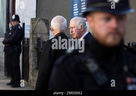 Le roi Charles III visite l'église éthiopienne de Kings Cross, dans le nord de Londres, le jour où son fils, le prince Harry, série Netflix du duc de Sussex, est releaja Banque D'Images