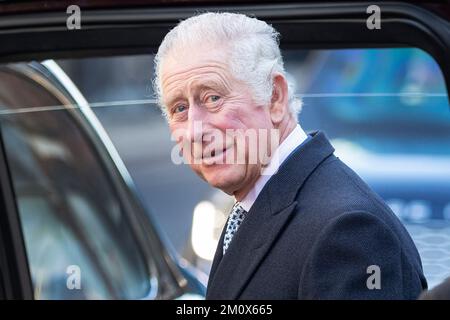 Le roi Charles III visite l'église éthiopienne de Kings Cross, dans le nord de Londres, le jour où son fils, le prince Harry, série Netflix du duc de Sussex, est releaja Banque D'Images