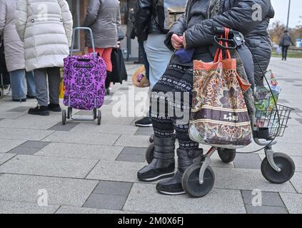 Cottbus, Allemagne. 06th décembre 2022. Les gens nécessiteux attendent devant la banque alimentaire de Cottbus pour que la nourriture soit distribuée. Credit: Patrick Pleul/dpa/Alay Live News Banque D'Images