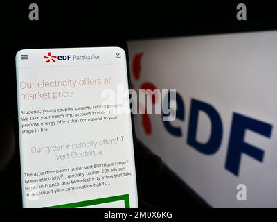 Personne tenant un téléphone portable avec la page web de la société énergétique Electricite de France S.A. (EDF) à l'écran avec logo. Concentrez-vous sur le centre de l'écran du téléphone. Banque D'Images