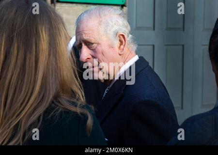 Le roi Charles III visite l'église éthiopienne de Kings Cross, dans le nord de Londres, le jour où son fils, le prince Harry, série Netflix du duc de Sussex, est releaja Banque D'Images