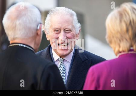 Le roi Charles III visite l'église éthiopienne de Kings Cross, dans le nord de Londres, le jour où son fils, le prince Harry, série Netflix du duc de Sussex, est releaja Banque D'Images