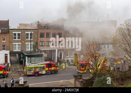 Brigade des pompiers assistez à un incendie dans un bâtiment résidentiel Banque D'Images