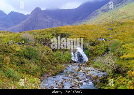 Glencassy, Royaume-Uni - 01 octobre 2022: Visiteur randonnée le long du sentier de la Fée pools, dans l'île de Skye, Hébrides intérieures, Écosse, Royaume-Uni Banque D'Images