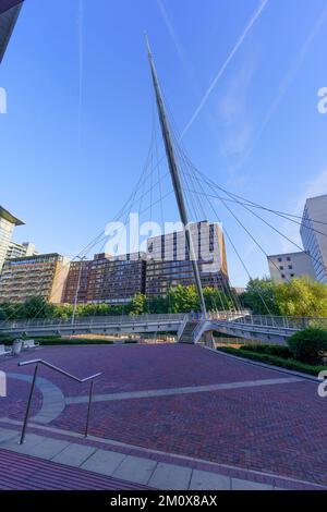 Manchester Royaume-Uni - 08 octobre 2022 : scène de la rivière Irwell et du pont de la Trinité, avec les habitants, et les visiteurs, à Manchester, Angleterre, ROYAUME-UNI Banque D'Images