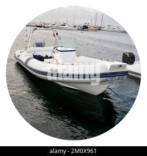 Bateau gonflable moderne avec moteur dans la mer près de la rive, bateau gonflable bleu blanc Banque D'Images