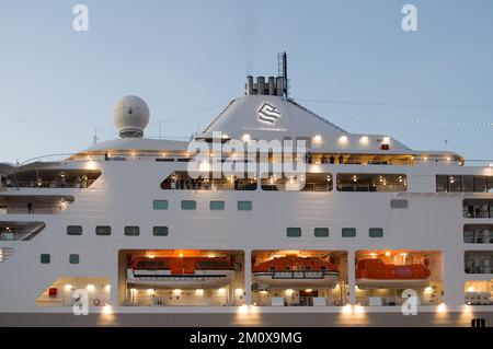 Zadar, Croatie - 30 octobre 2022 : vue latérale du bateau de croisière avec passagers à bord et feux allumés en soirée, Silversea Cruises Banque D'Images