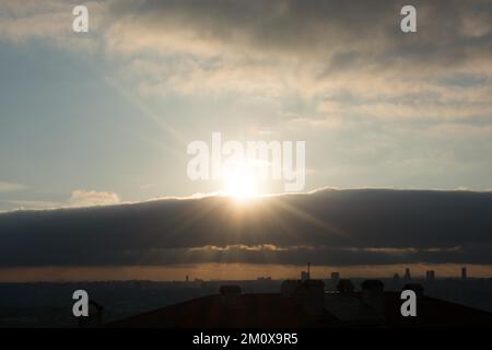 Paysage urbain d'Istanbul sous les nuages pendant la soirée Banque D'Images