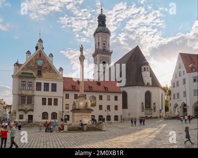 FREISING, ALLEMAGNE : la colonne de Marie à la place de la ville avec l'hôtel de ville et l'église Saint-Georges à Freising, Allemagne, Europe Banque D'Images