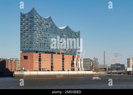 Lancement avec la salle Philharmonique d'Elbe contre un ciel bleu dans le port de Hambourg, Allemagne, Europe Banque D'Images