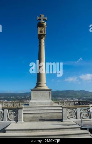 Monument au-dessus de la vue du patrimoine mondial de l'UNESCO, Angra do Heroísmo, île de Terceira, Açores, Portugal, Europe Banque D'Images