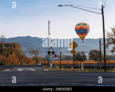 Aventures matinales à travers la vallée de Napa dans une montgolfière, Californie Banque D'Images