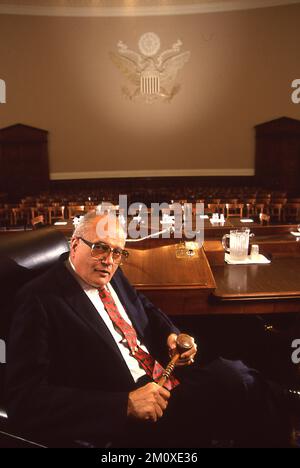 Le président John Dingell pose dans une salle d'audience du Rayburn House Ovice Building en 1991 Photographie par Dennis Brack bb86 Banque D'Images