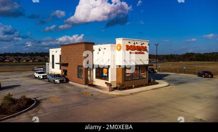 Flowood, MS - décembre 2022 : Popeyes Louisiana Kitchen, Inc. Est une chaîne américaine de restaurants rapides servant du poulet frit. Banque D'Images