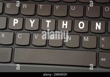 Concept Internet. Sur le clavier noir, l'inscription est mise en évidence en blanc - Python Banque D'Images