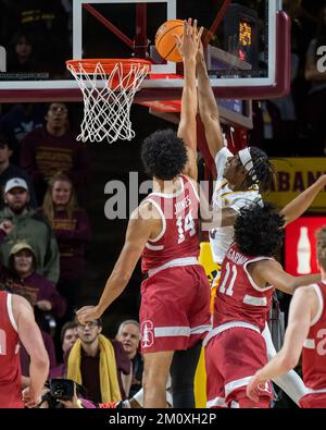 L'attaquant des Stanford Cardinals Spencer Jones (14) avec le gros bloc contre Jamiya Neal (5), garde des Sun Devils de l'Arizona State, lors d'un match de basket-ball de la NCAA, dimanche 4 décembre 2022, à Tempe, AZ. Arizona State bat Stanford 68-64. (Marcus Wilkins/image du sport) Banque D'Images